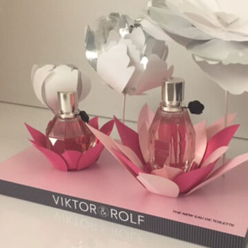 fleurs en papier pour les présentoirs des parfums flower bomb de viktor and rolf