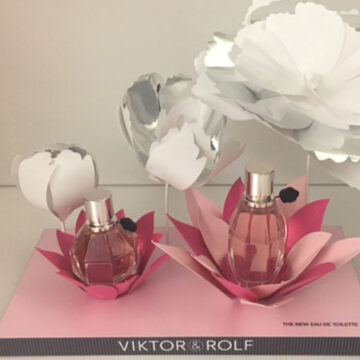 fleurs en papier pour les présentoirs flouer bomb de viktor and rolf