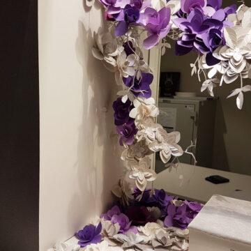 fleurs en papier pour les vitrines de la maison Tache au salon Baselworld